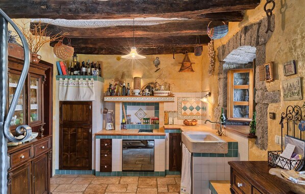 Refrigerador, microondas, horno y cafetera y tetera 
