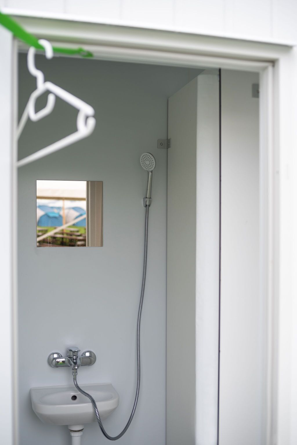シャワー、タオル、トイレットペーパー