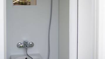 シャワー、タオル、トイレットペーパー