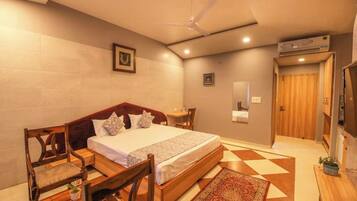 Deluxe Room | 1 bedroom, desk, soundproofing, free WiFi