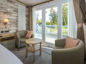 Cottage | Living area - 18 Woodlands Retreat (Lincoln)