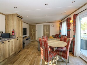 Cottage | Dining - 18 Woodlands Retreat (Lincoln)