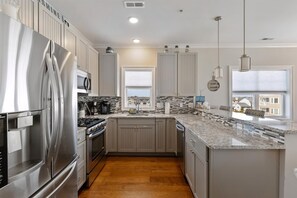 冷蔵庫、オーブン、食器洗い機、コーヒー / ティーメーカー