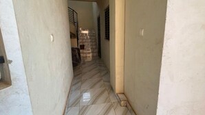 A narrow hallway with tiled flooring and plain walls. - Residence in Tounkaranké (Bamako)