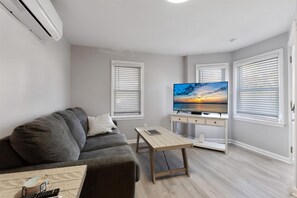 Living area - 140 E Burk Ave, Unit B (Wildwood)