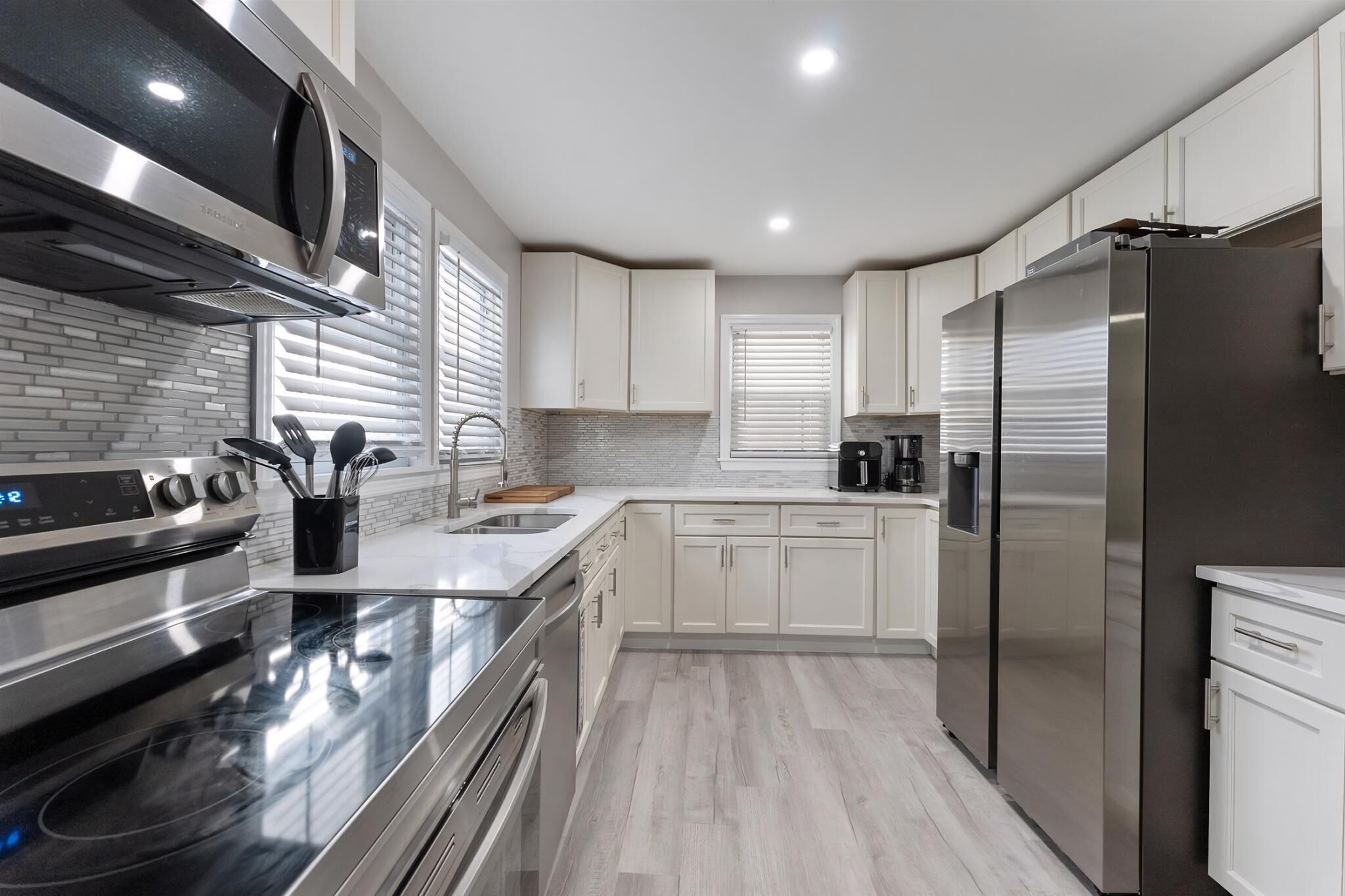 Refrigerador, horno, lavavajillas y cafetera y tetera 