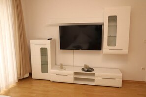 Interior - Apartment in Essen with Scenic Terrace (Essen)