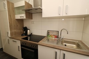 Frigorífic, microones, forn i placa de cuina 