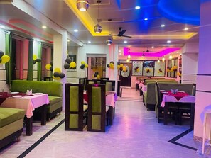 Restaurant - Hotel Alpine By The Golden Taj Group (Agra)