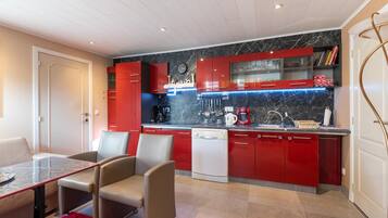 Een koelkast, een microgolfoven, een kookplaat, een vaatwasser