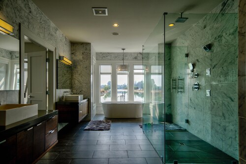 HUGE HOME! Sleeps 23, Private Lake, Gym, Hot Tub, Game Room, Theatre, Karaoke  