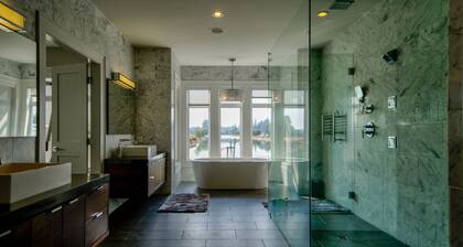 HUGE HOME! Sleeps 23, Private Lake, Gym, Hot Tub, Game Room, Theatre, Karaoke