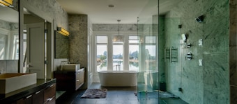 HUGE HOME! Sleeps 23, Private Lake, Gym, Hot Tub, Game Room, Theatre, Karaoke
