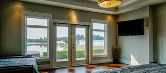 HUGE HOME! Sleeps 23, Private Lake, Gym, Hot Tub, Game Room, Theatre, Karaoke  