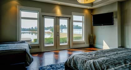 HUGE HOME! Sleeps 23, Private Lake, Gym, Hot Tub, Game Room, Theatre, Karaoke