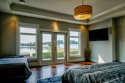 HUGE HOME! Sleeps 23, Private Lake, Gym, Hot Tub, Game Room, Theatre, Karaoke