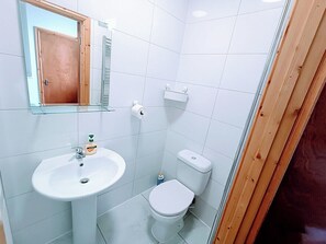 Hair dryer, towels - Homebird Property - Conway House (Harehills)