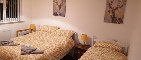 3 makuuhuonetta, silitysrauta/-lauta, ilmainen Wi-Fi, vuodevaatteet