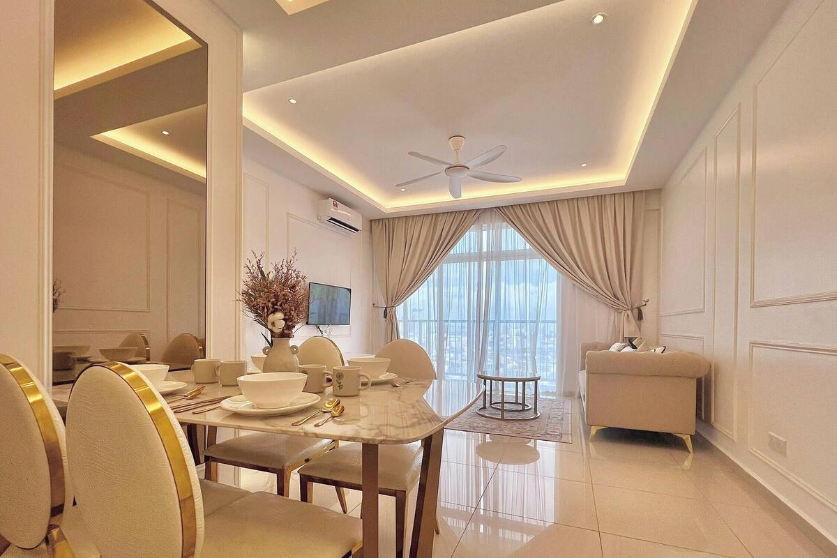 Departamento Deluxe, 3 habitaciones, balcón | Área de sala de estar | Smart TV de 42 pulgadas con canales por cable y Netflix