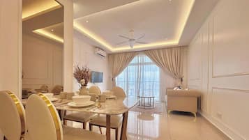 Apartamento Deluxe, 3 habitaciones, balcón | Zona de estar | Smart TV de 42 pulgadas con canales por cable, Netflix