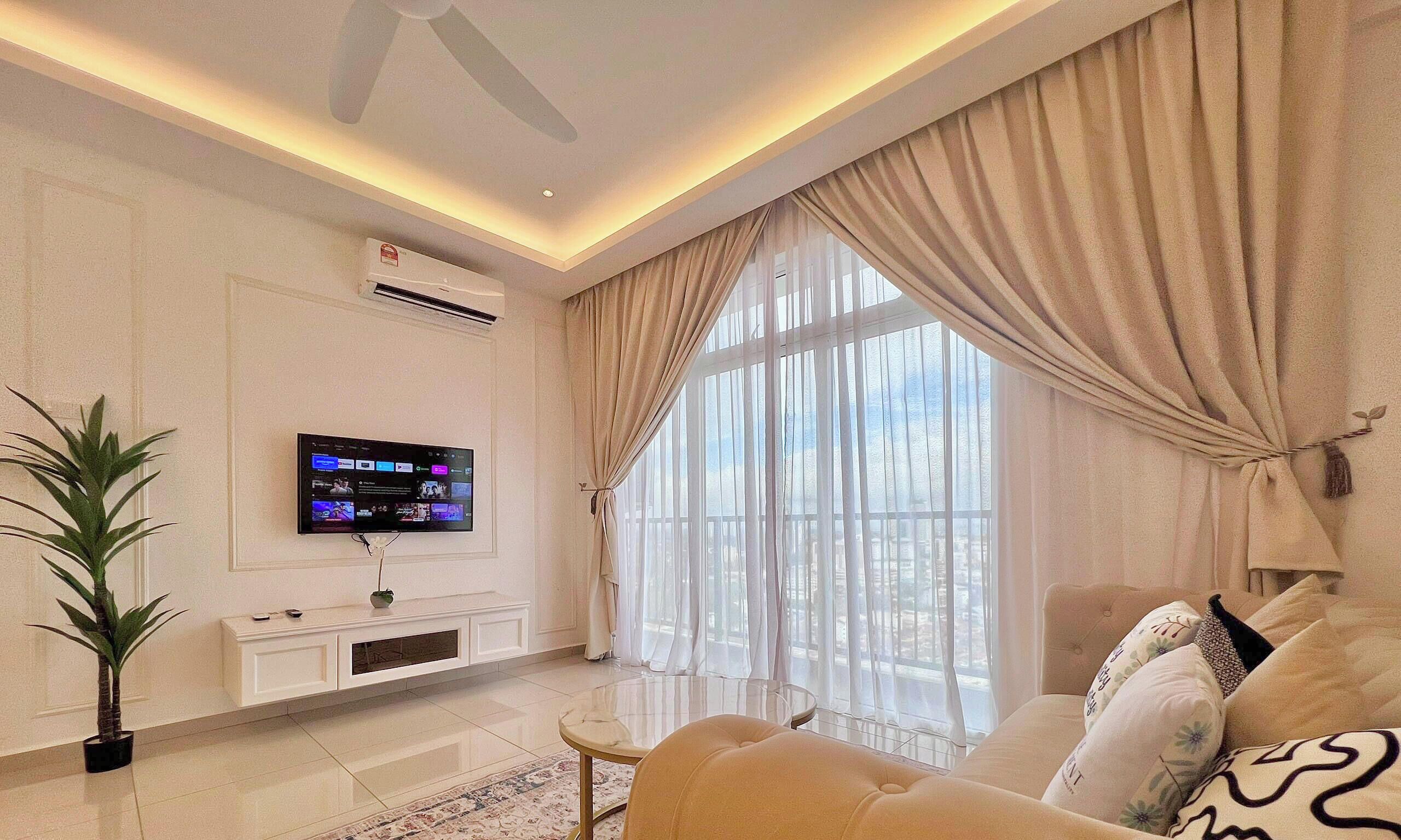 Leilighet – deluxe, 3 soverom, balkong | Oppholdsområde | En 42-tommers smart-TV med kabel-kanaler samt Netflix