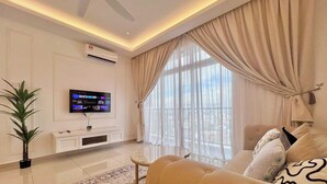 Apartemen Deluks, 3 kamar tidur, balkon | Area keluarga | Smart TV 42-inci dengan saluran TV kabel, Netflix, dan layanan streaming