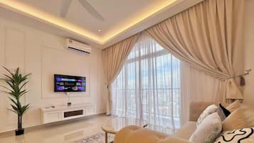 Leilighet – deluxe, 3 soverom, balkong | Oppholdsområde | En 42-tommers smart-TV med kabel-kanaler samt Netflix