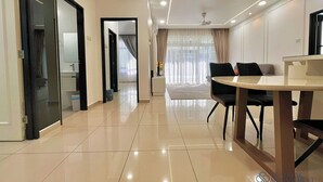 Apartemen Comfort, 2 kamar tidur, Bebas Asap Rokok, pemandangan kota | Area keluarga | Smart TV 42-inci dengan saluran TV kabel, Netflix, dan layanan streaming