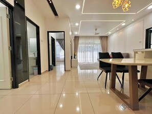 舒適公寓, 2 間臥室, 非吸煙房, 城市景觀 | 起居區 | 42-吋智慧型電視、有線頻道、Netflix、串流服務