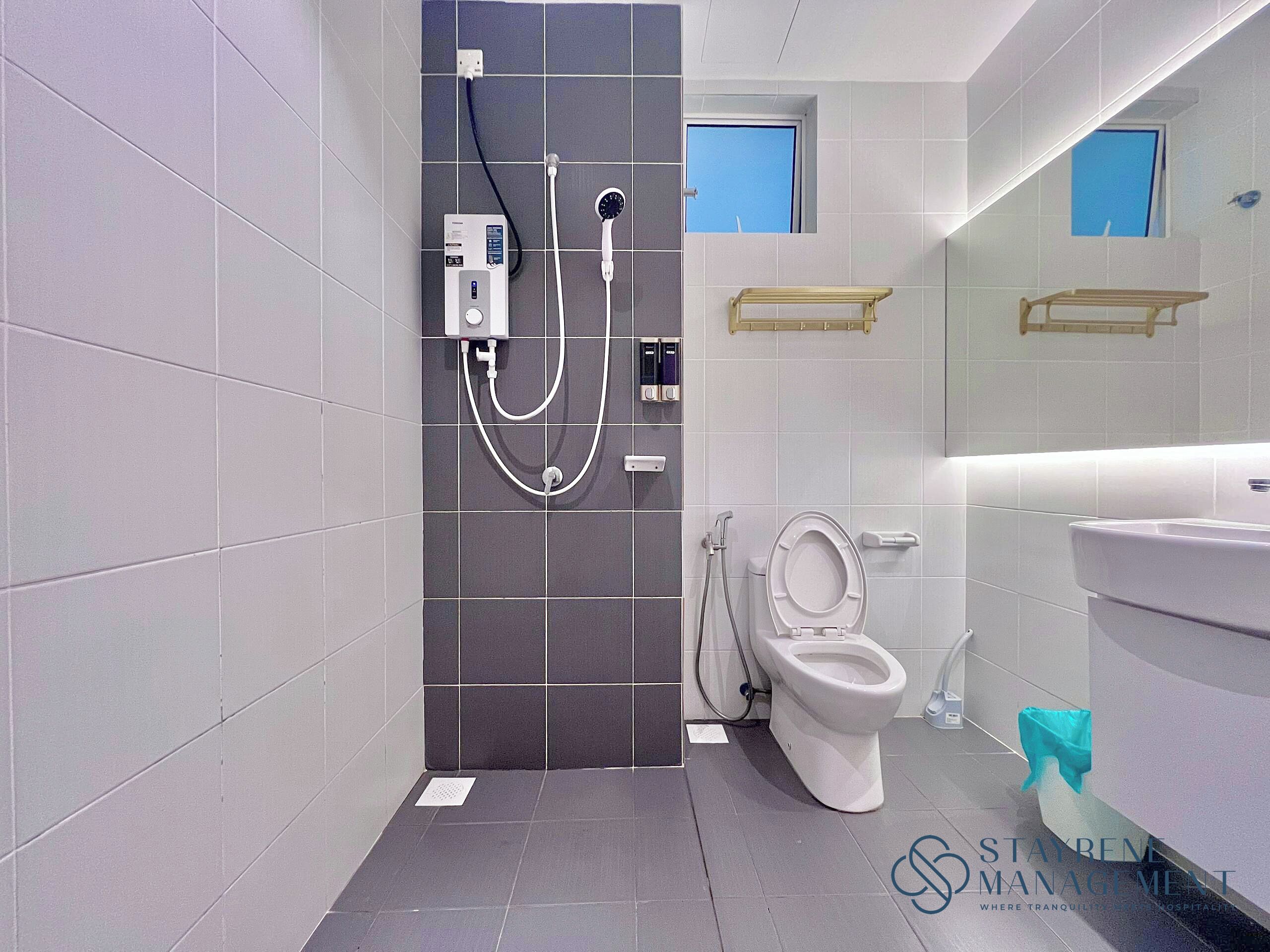 Un baño moderno con ducha, inodoro y lavamanos.