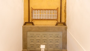 A room with a chandelier, a bed, and a window with a view of greenery. - The Fort House (Galle)