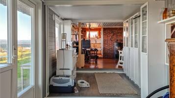 Fridge, oven, stovetop, coffee/tea maker