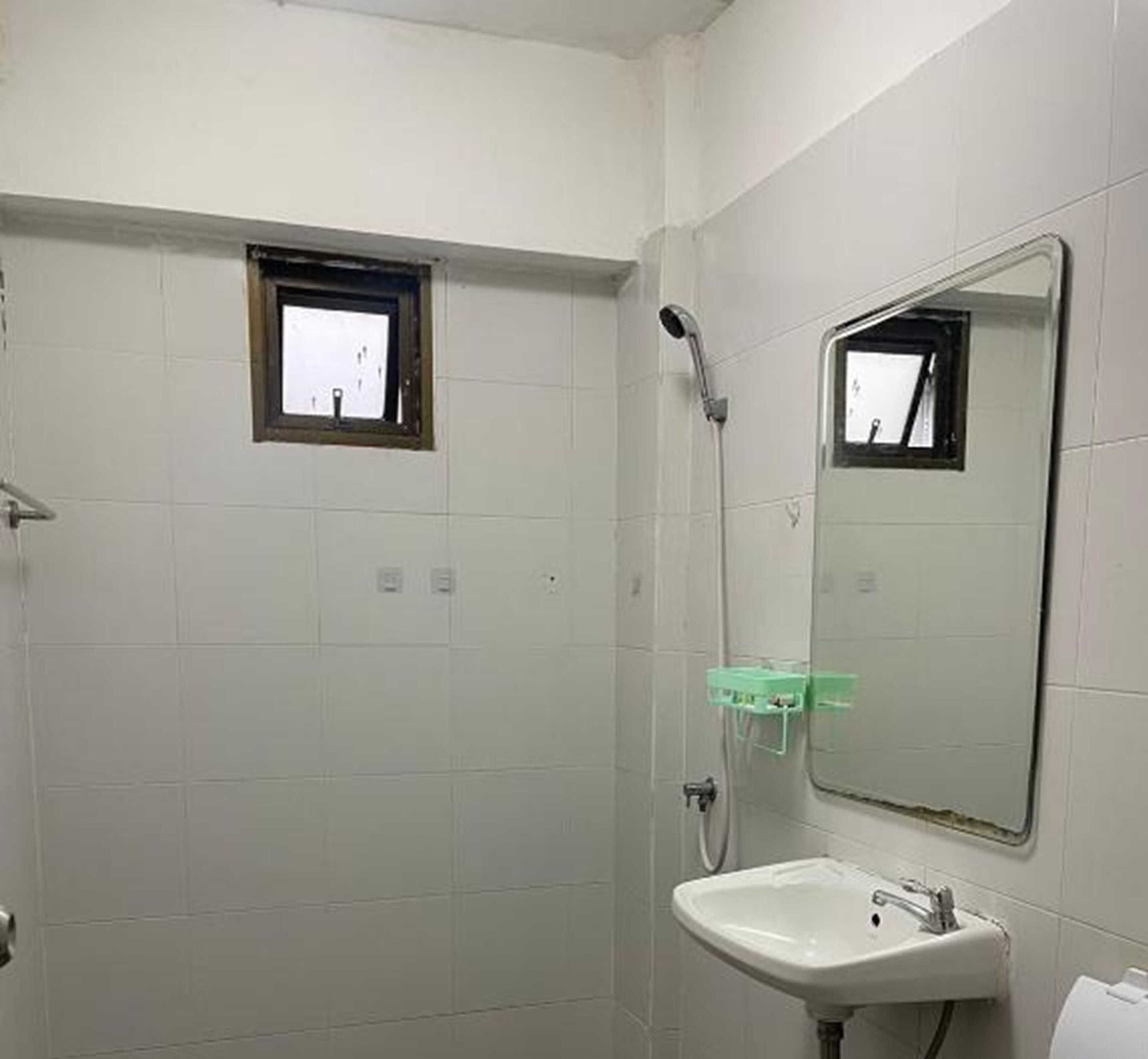 Ducha, pantuflas, toallas, jabón