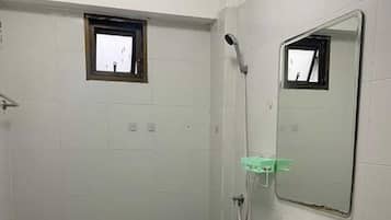 淋浴设施、拖鞋、毛巾、肥皂