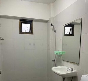 Ducha, pantuflas, toallas, jabón