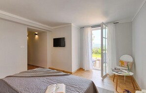 3 bedrooms, iron/ironing board, travel crib, free WiFi
