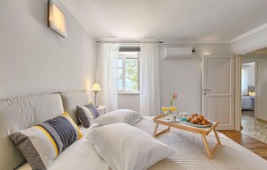 3 habitaciones, tabla de planchar con plancha y cuna de viaje