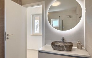 Shower, hair dryer - Cozy home in Novigrad (Novigrad)