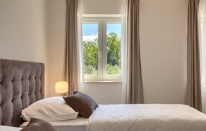 4 bedrooms, iron/ironing board, travel cot, free WiFi - Cozy home in Novigrad (Novigrad)