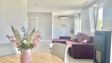 Apartamento família | Área de estar | TV LCD 32 polegadas com canais a cabo