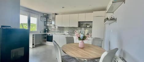 Familie appartement | Privékeuken | Een koelkast, een waterkoker