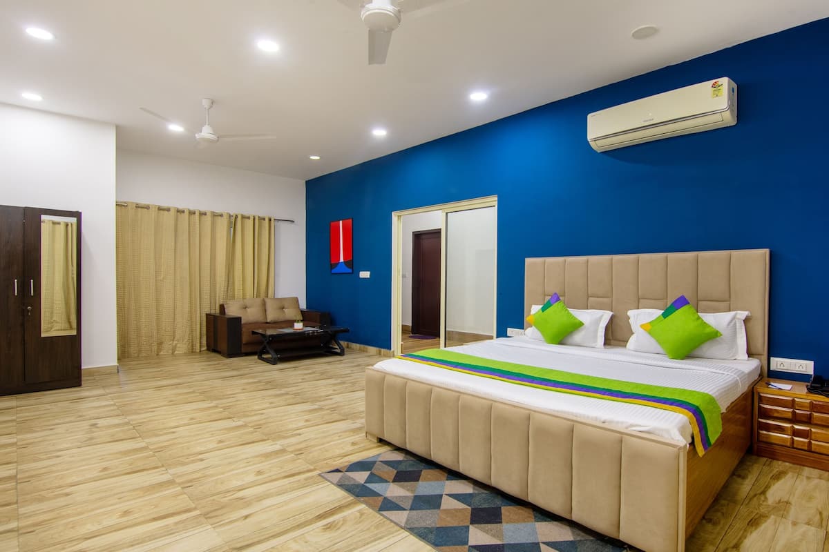 Premium Double Room, Balcony | 1 bedroom, in-room safe, desk, blackout drapes