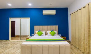 In-room safe, desk, blackout drapes, iron/ironing board - Treebo FlxHo Trio, Medanta Medicity Gurgaon (Gurugram)