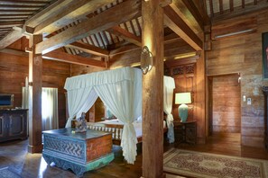 9 Schlafzimmer, Zimmersafe, Schreibtisch, Bügeleisen/Bügelbrett