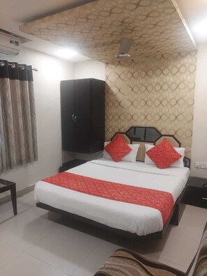 Deluxe Double Room | In-room safe, soundproofing, iron/ironing board, free WiFi