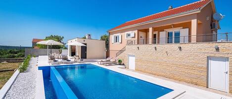 حمّام سباحة مُدفَّأ