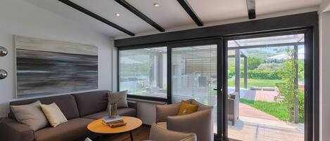 Fernseher, DVD-Player, Stereoanlage