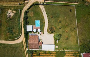 An aerial view of a property with a swimming pool, a large building with a tiled roof, and a fenced area with trees. - Amazing home in Rovinj (Rovinj)