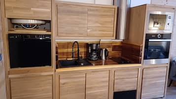 Refrigerador, microondas, horno, placa de cocina