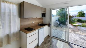 Een koelkast, een kookplaat, een koffiezetapparaat/waterkoker